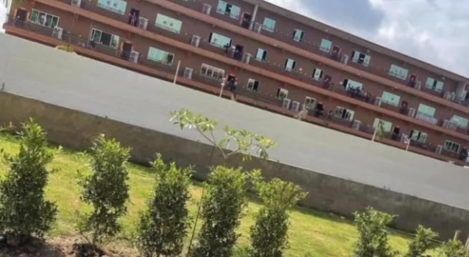 女的*光脱**拍卖，男的生拔指甲，真实的边境赌博，远比你想象的可怕