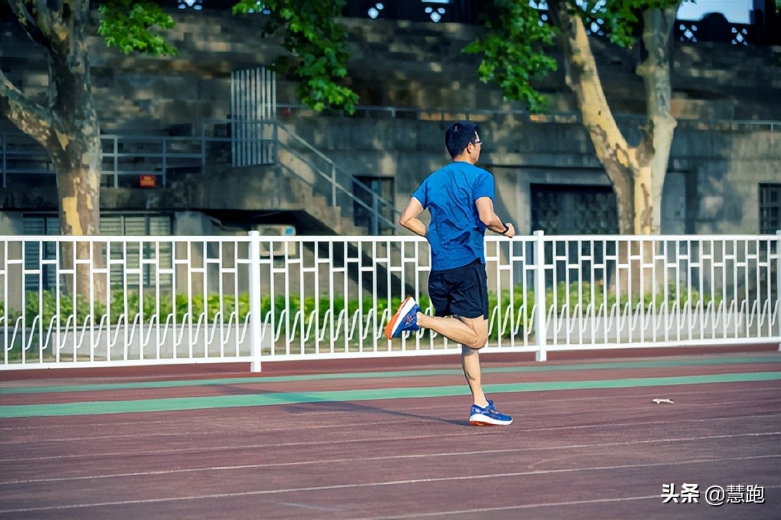 什么样的跑鞋能提高速度,适合日常跑步训练的跑鞋
