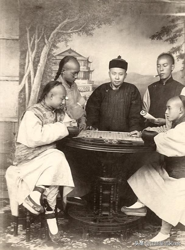 变态的纳粹德国，*光脱**犹太人女人衣服，集体*杀屠**!,2