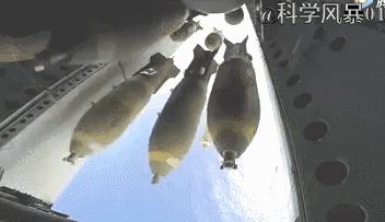 飞机俯冲投弹炸军舰练习,火箭弹击中的螺旋桨