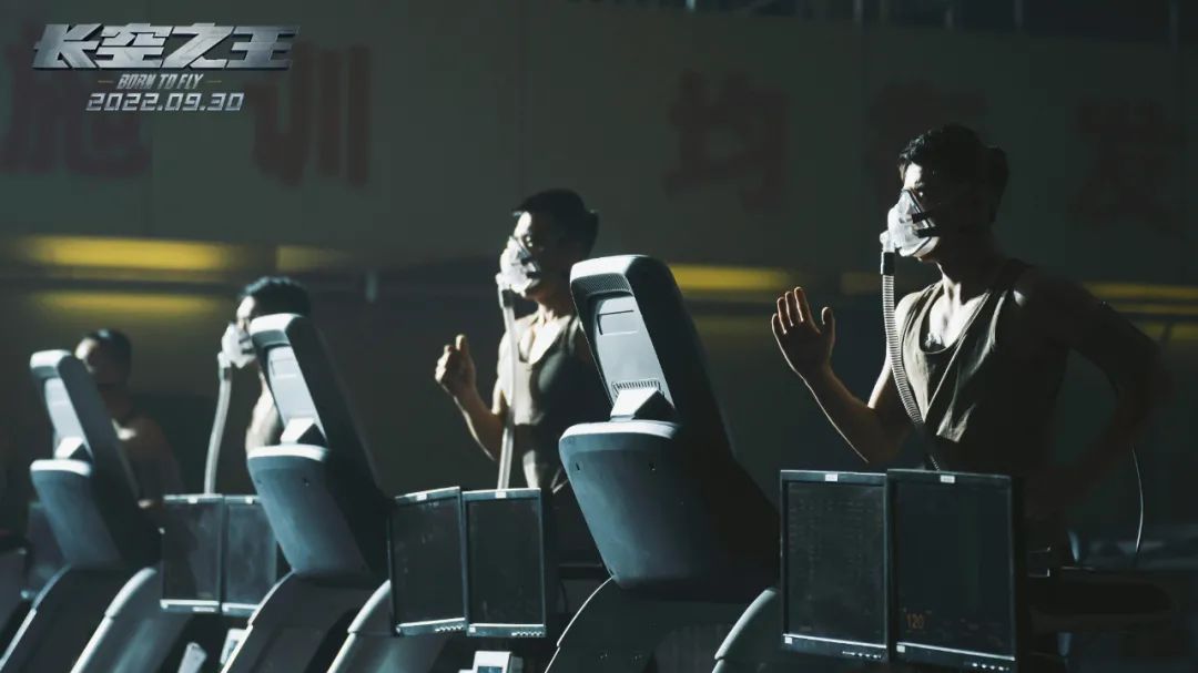 全体起立！4月的电影院，简直炸瞎我的狗眼