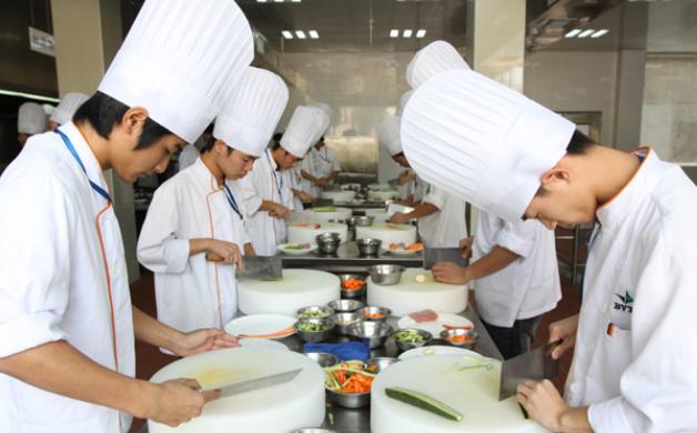 中专刚刚毕业出来想学个手艺,职校的学生醒悟了开始努力学习