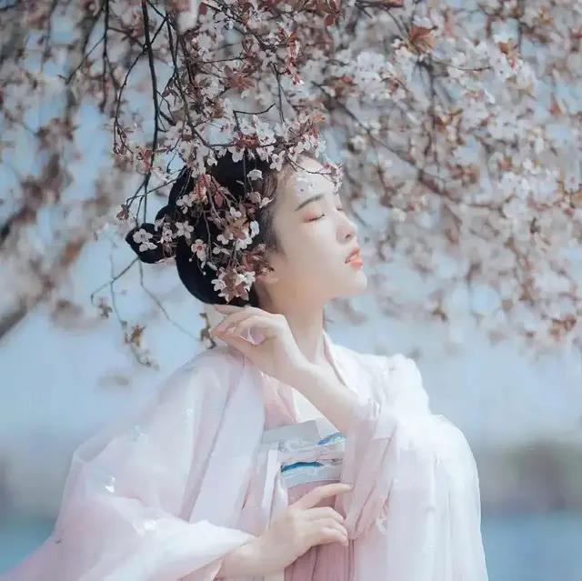 宫女遭遇*暴强**生下太子后，被打入冷宫，去世前对儿子不敢多说一句