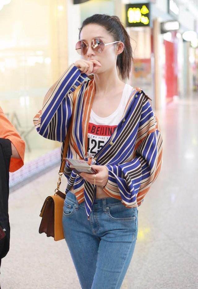 李沁的早秋穿搭可真养眼,李沁穿衣搭配粉色西装