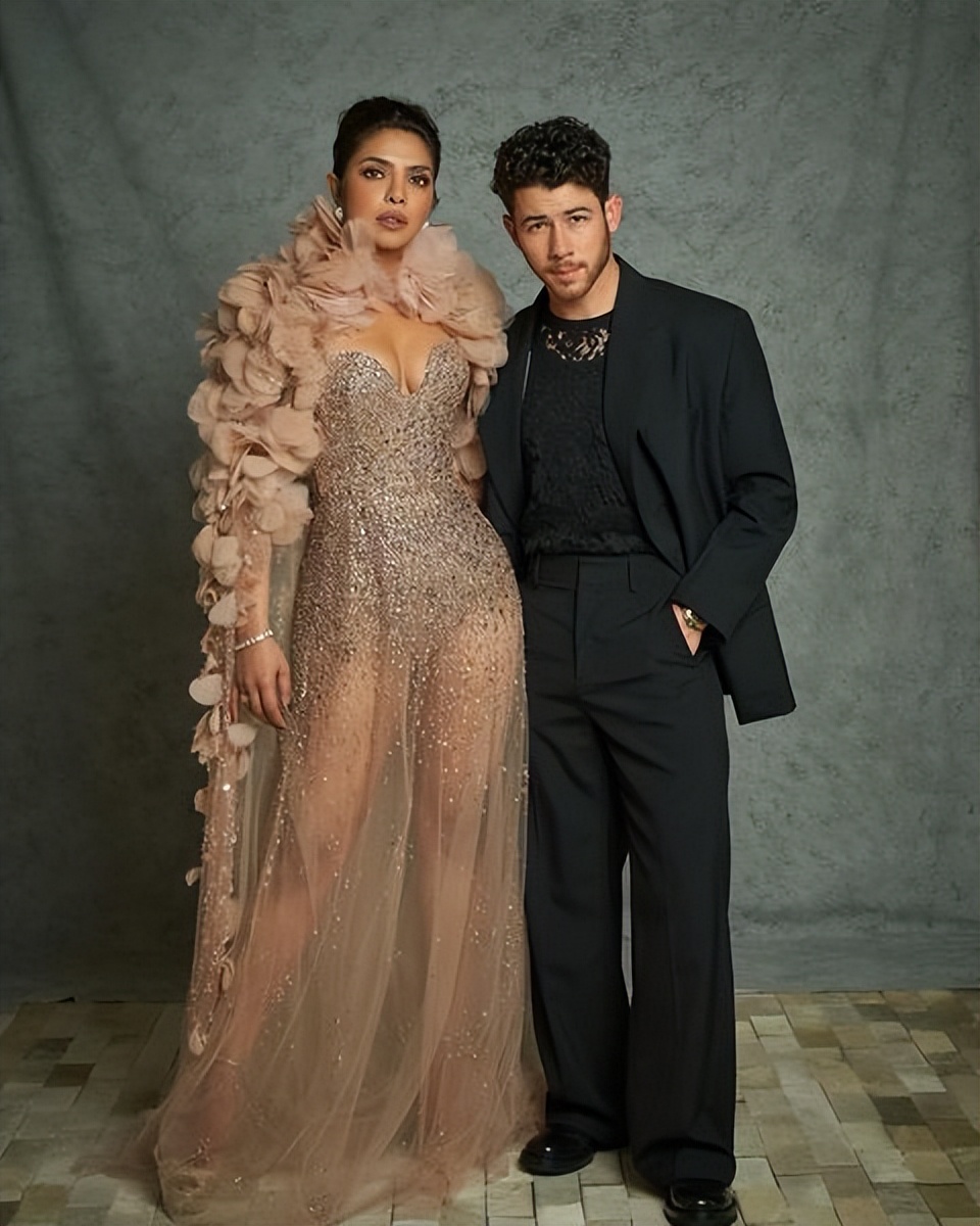 印度明星走红毯高定礼服,印度国宝级巨星穿传统纱丽亮相