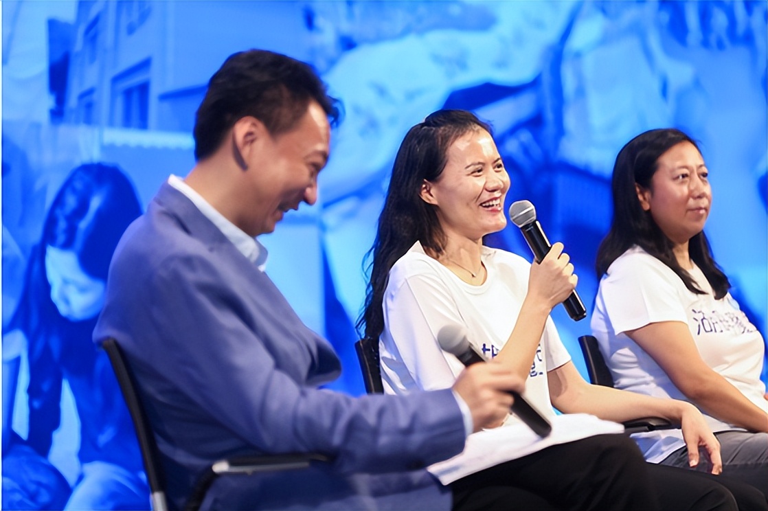 她曾是大学老师，却辞职跟随丈夫创业，最后成董事长，身家225亿