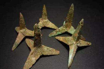 战国时期出现的铁蒺藜,身上有四根尖刺,限制敌军的*用军**器材