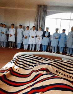 搞笑一刻：美女这波操作我还没见过，难道这样上车有什么说法？