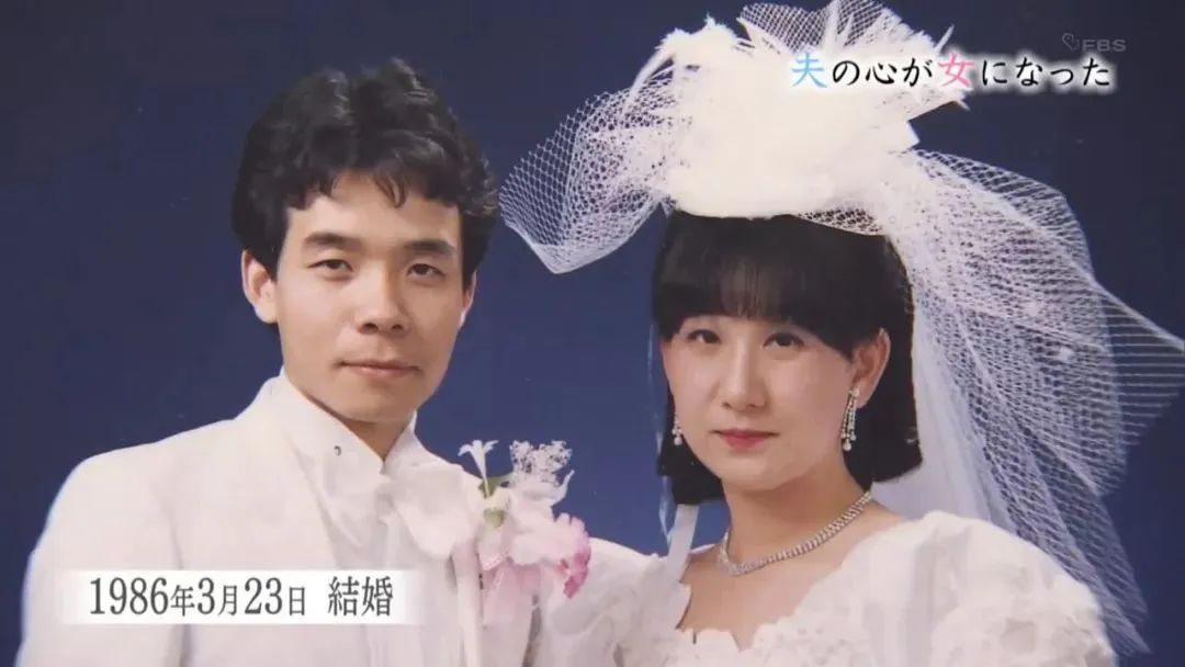 60岁老公突然变女人！梳双马尾穿短裙高跟鞋，妻子还帮洗内衣...