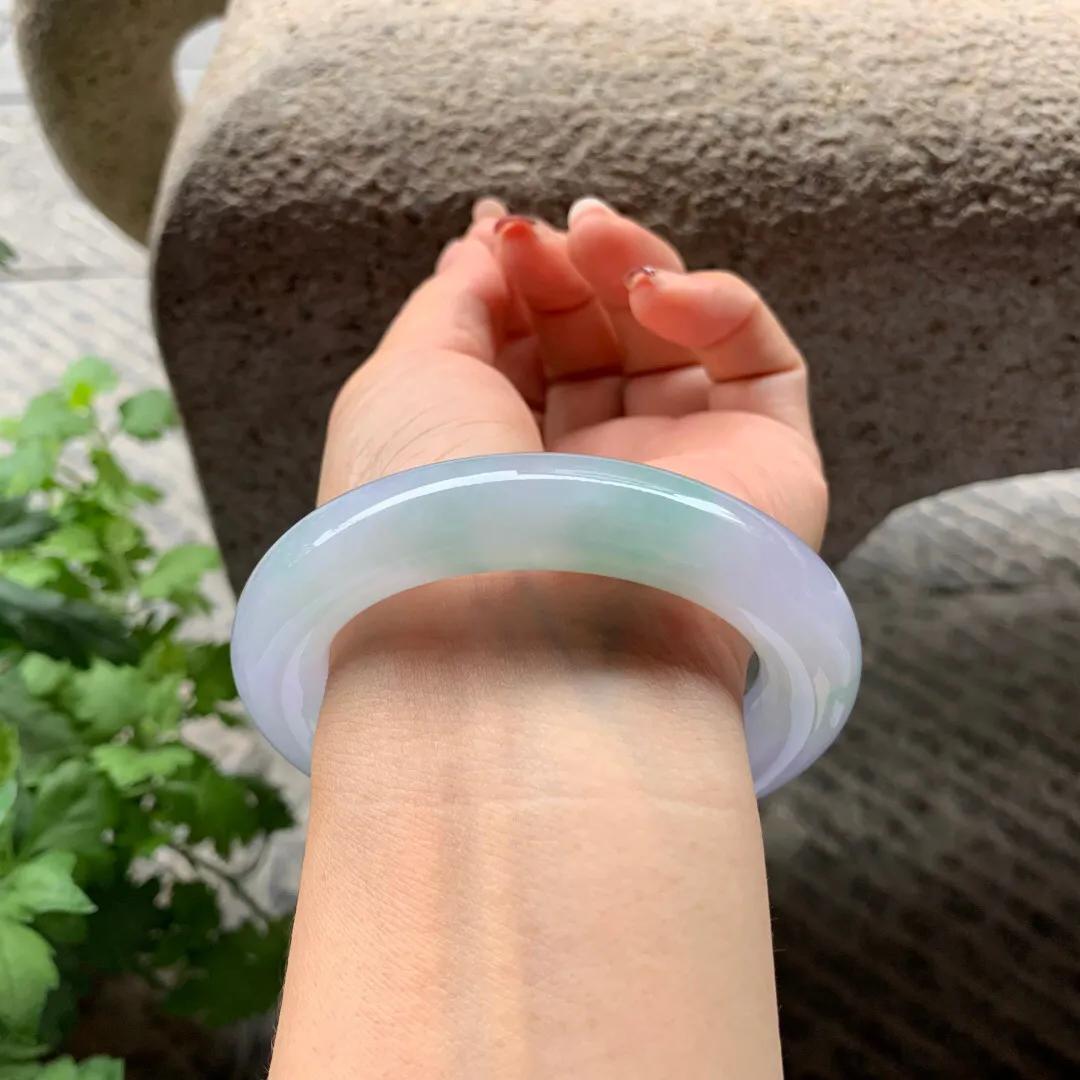 淡春彩手镯,淡春彩冰糯种翡翠手镯价值