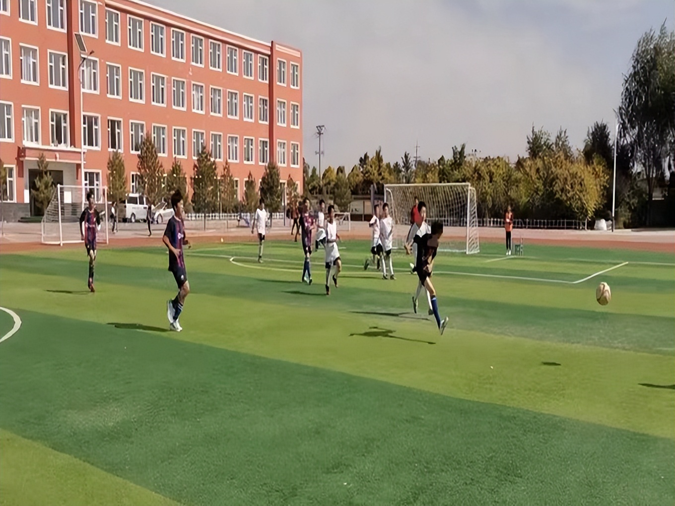 喜迎二十大共筑足球梦图片,喜迎二十大逐梦绿茵场