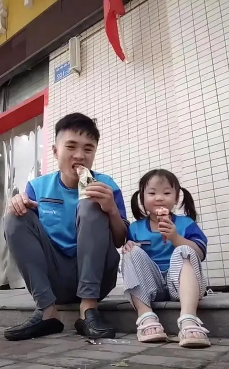 90后小伙带女儿送外卖,送外卖小伙带六个月的女儿