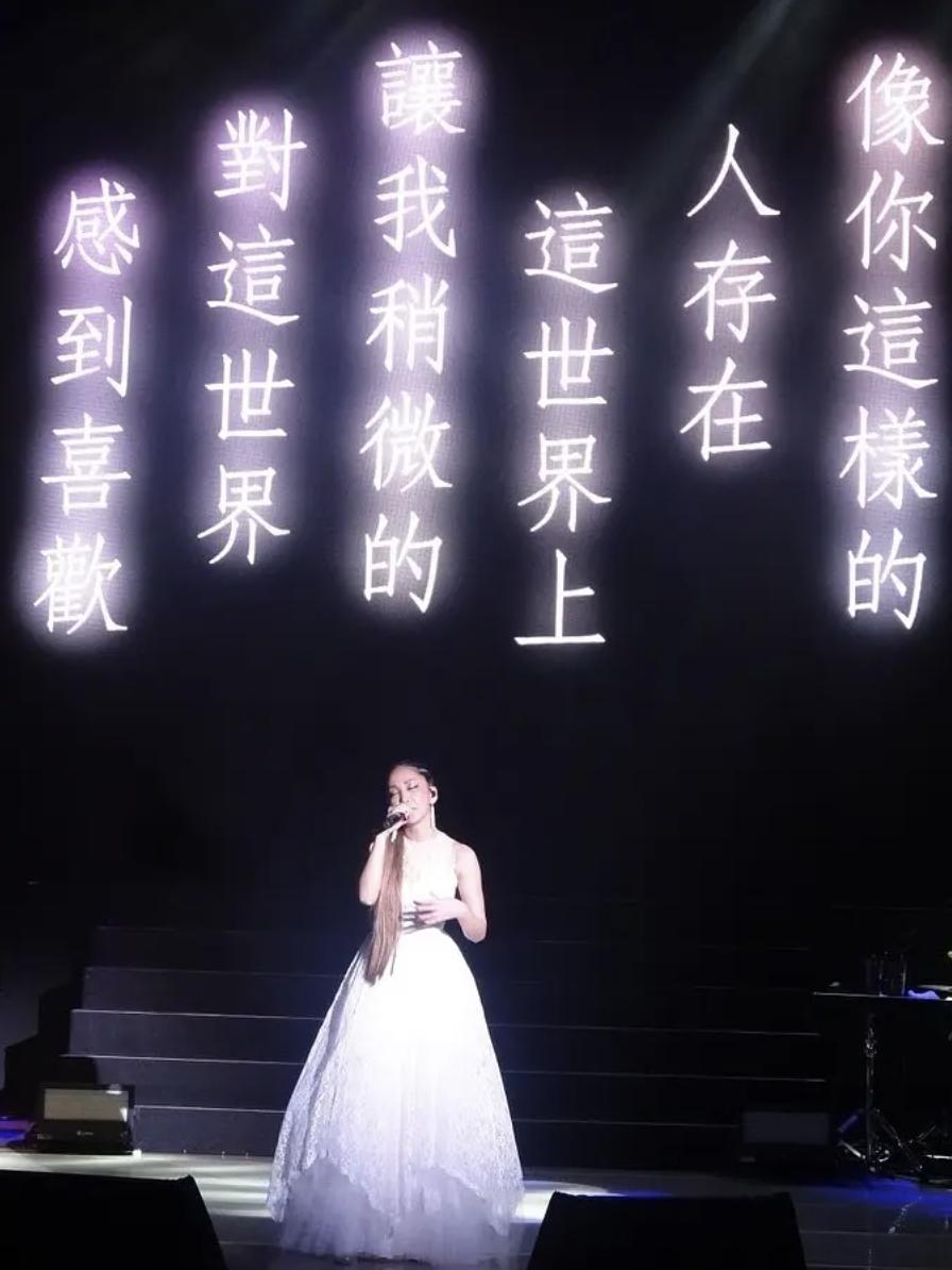 折磨ai,IU自曝患耳疾