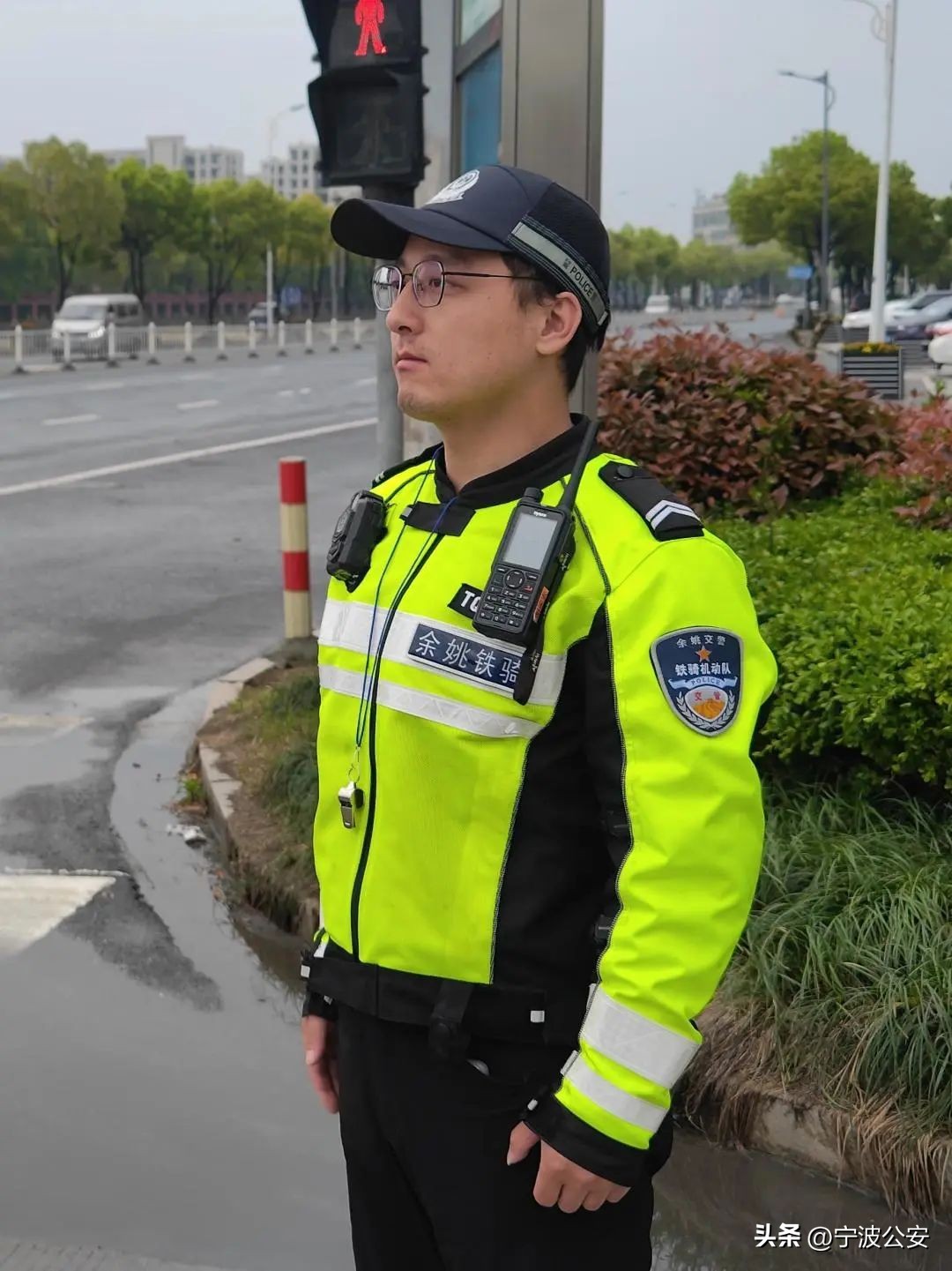 外卖小哥在十字路口执勤,外卖小哥带着孩子送外卖警察帮忙