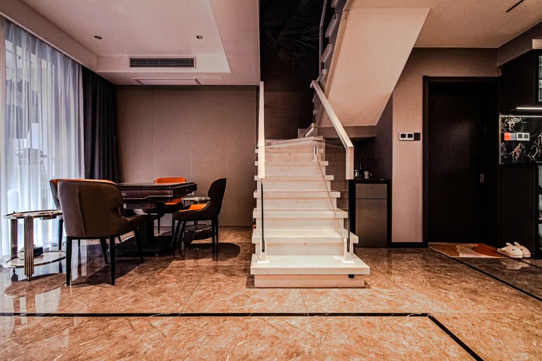 5.6米客厅餐厅一体横厅效果图,横厅客厅餐厅阳台一体装修实景图