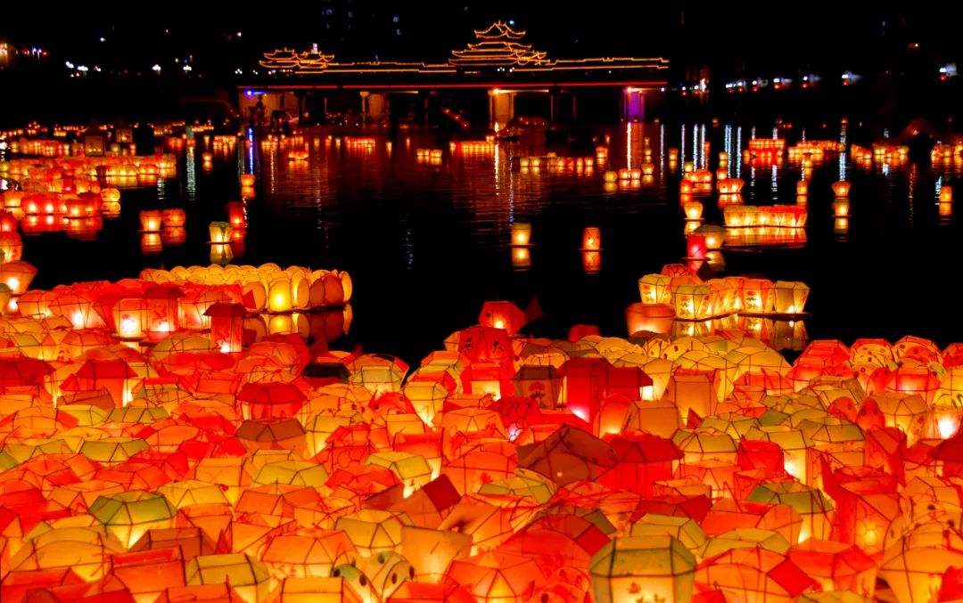 把繁星银河拉入水中，若是你来到这座治愈系小城，你会想起谁……