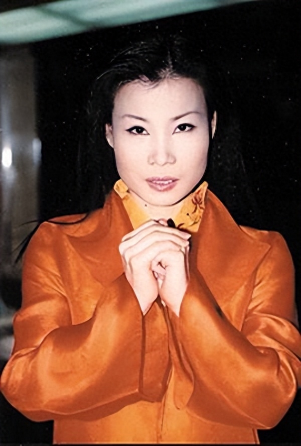 她发烧4天后突然去世,女歌手演出时倒地抢救无效离世