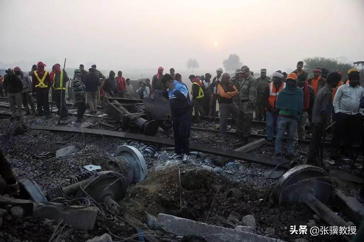 印度火车突然脱轨曝光,印度火车脱轨倒塌