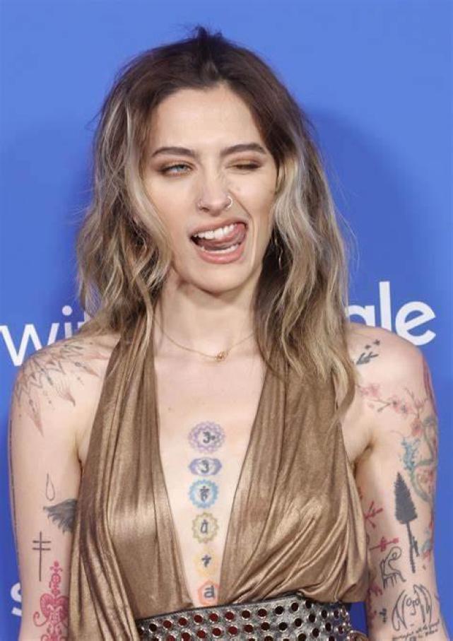 迈克尔杰克逊女儿穿黑色背心,迈克尔杰克逊跟女儿街拍面纱