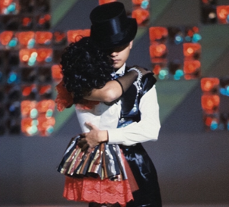 张国荣服装造型,昔日张国荣打扮女性化受人人追捧