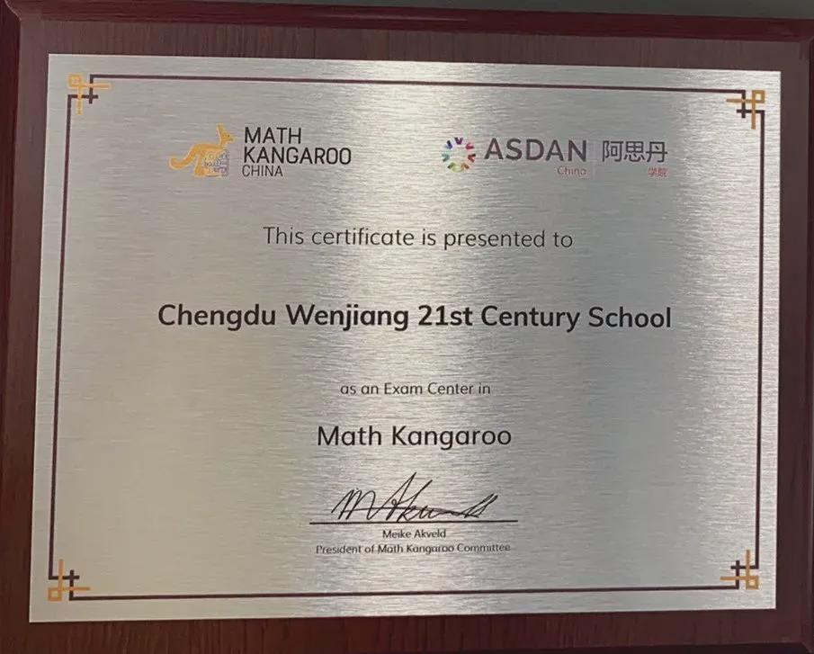 拿奖到手软的学生,拿奖状拿到手软