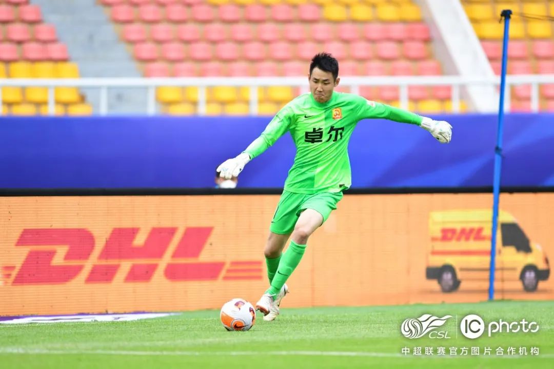 前线丨卡耶维奇、福布斯联袂进球，武汉长江2:1战胜广州队