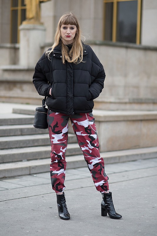 黑色棉服里面穿什么好看,男生黑色棉服搭配什么色的裤子