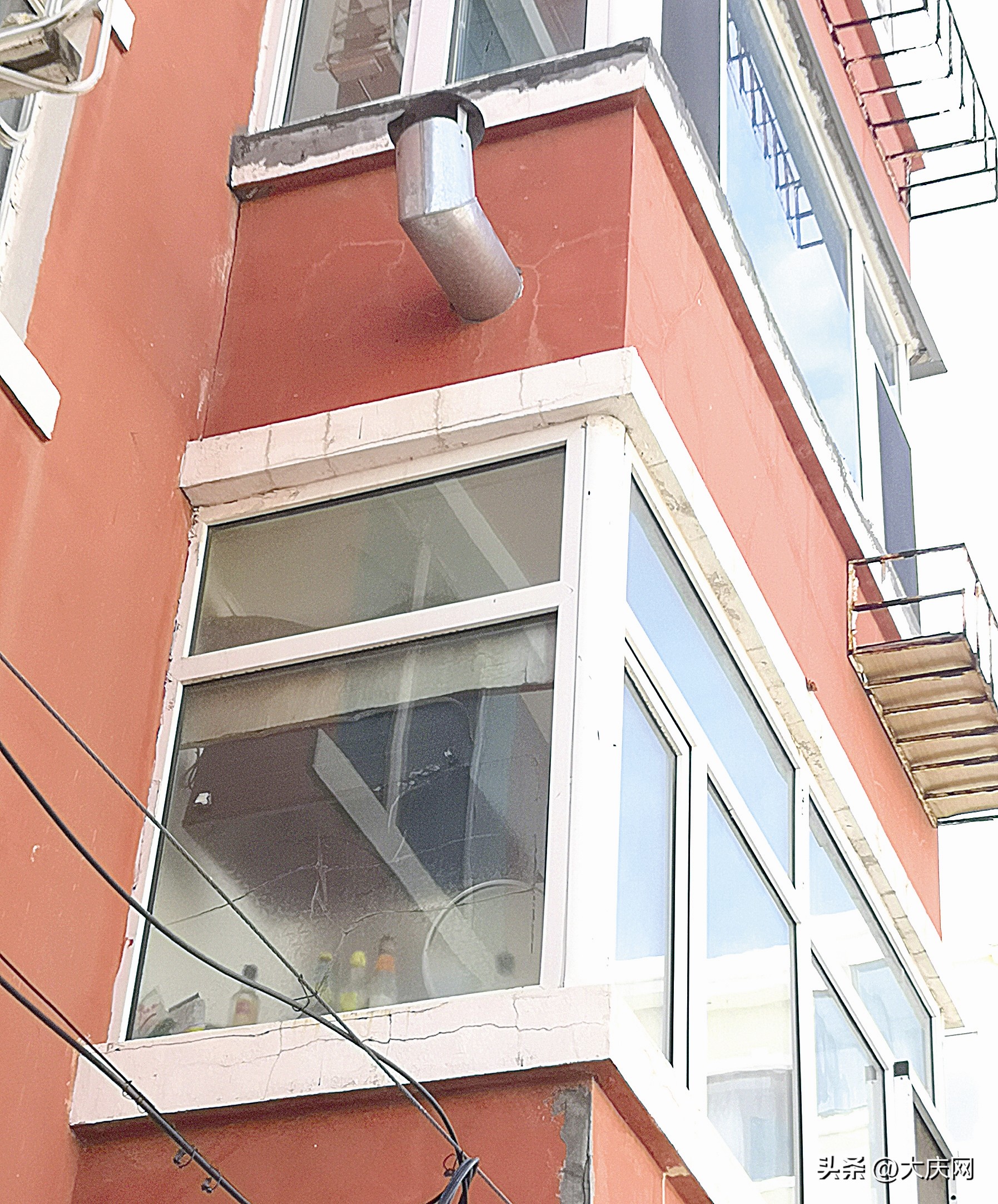 楼下饭店烟囱扰民噪音大怎么解决,楼上炒菜楼下油烟味从窗户飘进来