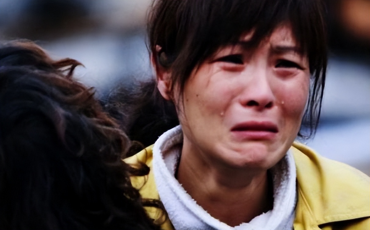 老人90岁大寿，给儿子发大红包，穷女儿得小红包，一回家却蒙了