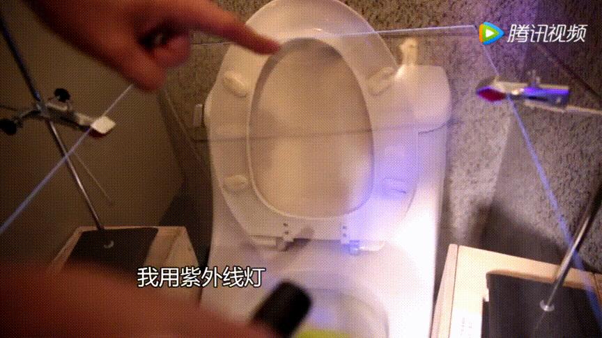 女子嫌公厕马桶脏跌伤进医院，坐着比蹲着脏？如厕时被水溅到会得性病吗？