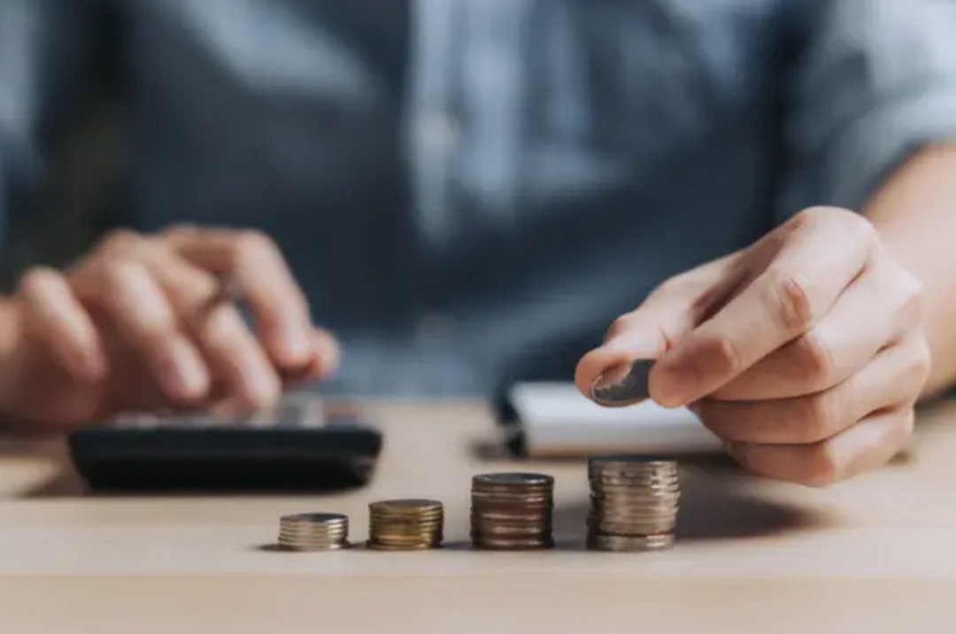 牛皮纸包书、电视不灵就猛拍，这些“中年人绝活”，你会几个？