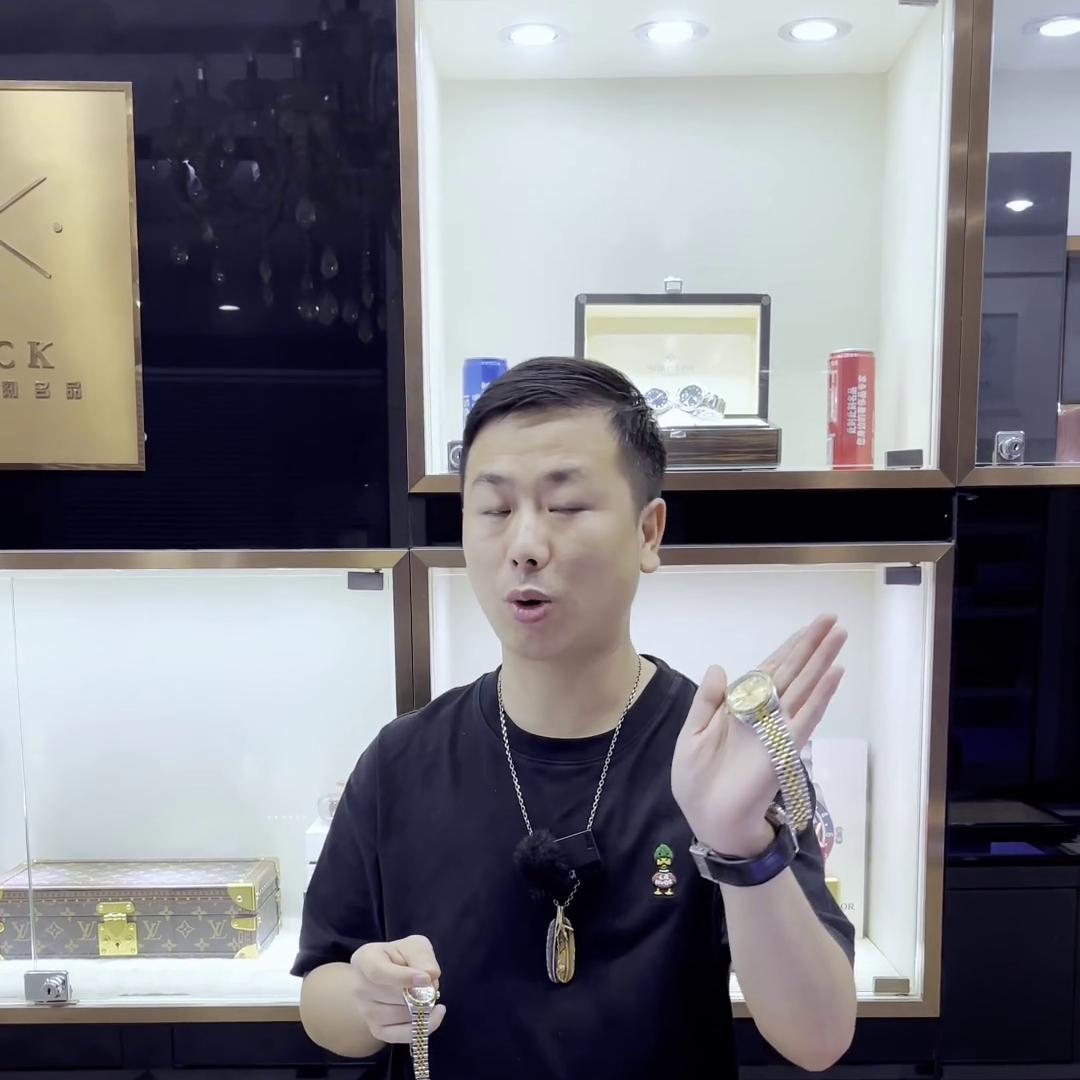 山鸡同款红色镜面手表 (山鸡手表是哪一款)