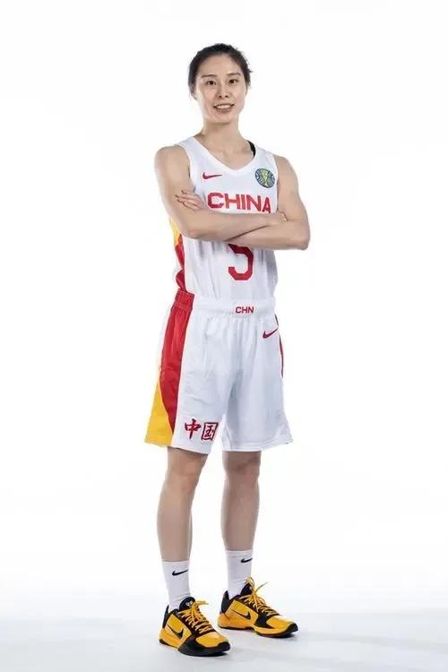 中国女篮战胜日本，获得亚洲杯冠军，感谢15位女篮功臣！