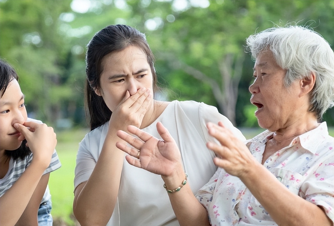 为什么人老了后容易出现老人味,人老为什么有老年味