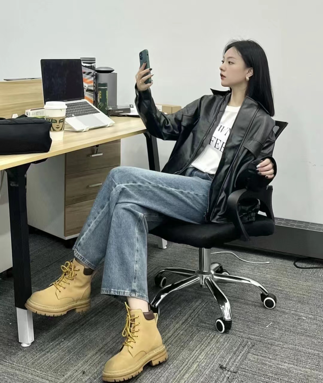 黑色皮衣怎么搭配才显高级,绯红色皮衣怎么搭配秋冬