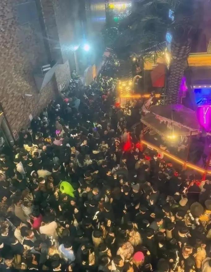 1.4公里的街上挤满了10万人，梨泰院是干嘛的，为啥这么多人