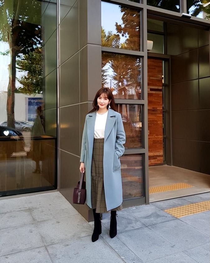 百褶裙长款搭配什么大衣好看,冬季50岁女人大衣百褶裙街拍