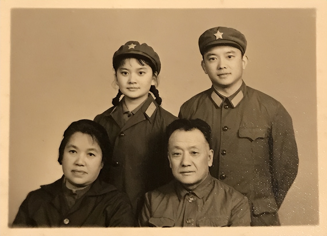 歌手成方圆年轻时候的照片,成方圆是80年代的当红歌星