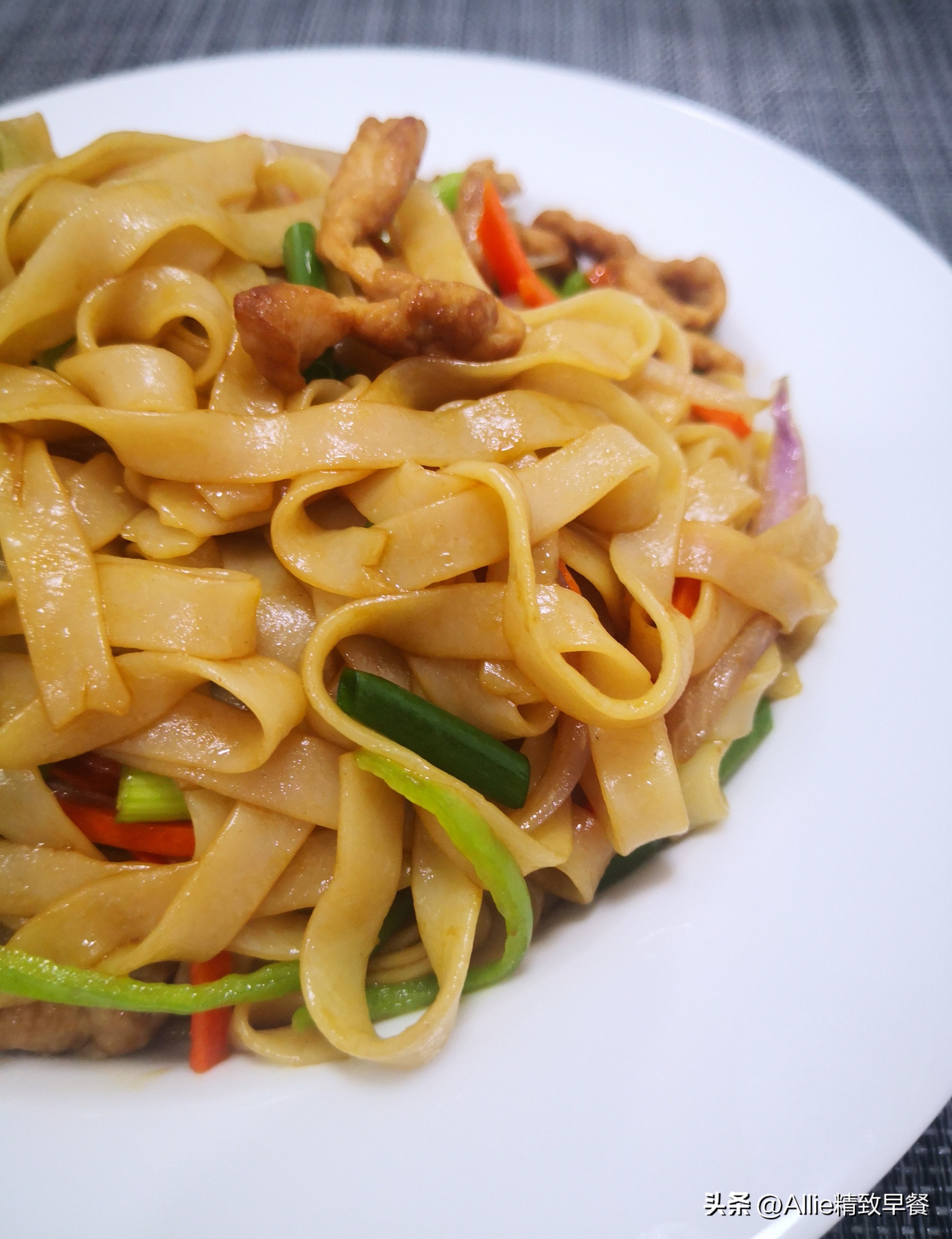 广东人爱吃的炒河粉，教您在家就能做，根根分明爽滑入味，零厨艺