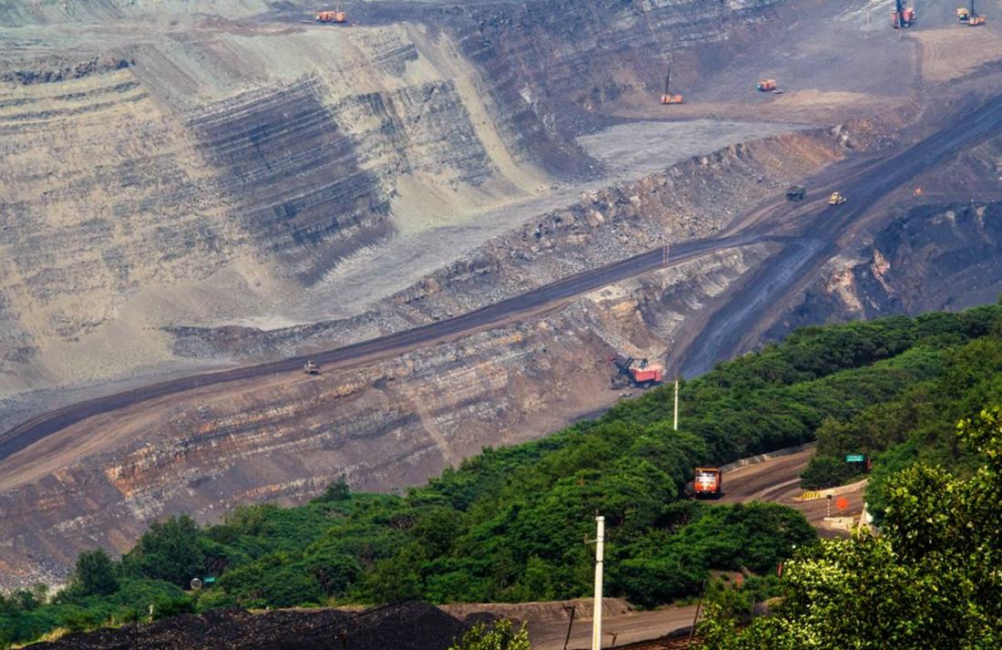 中国现开采最大煤矿,中国最深的露天煤矿深坑