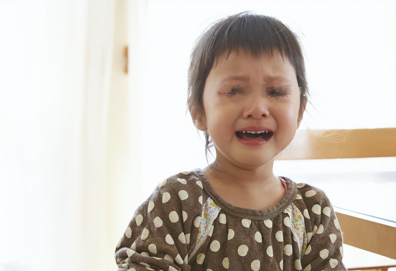 “妈，同桌经常摸我”，聪明宝妈智慧回应，帮助闺女远离“恶爪”