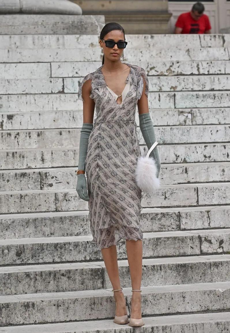 宋慧乔巴黎时装周穿搭同款,宋慧乔一袭白色西服裙显女性魅力