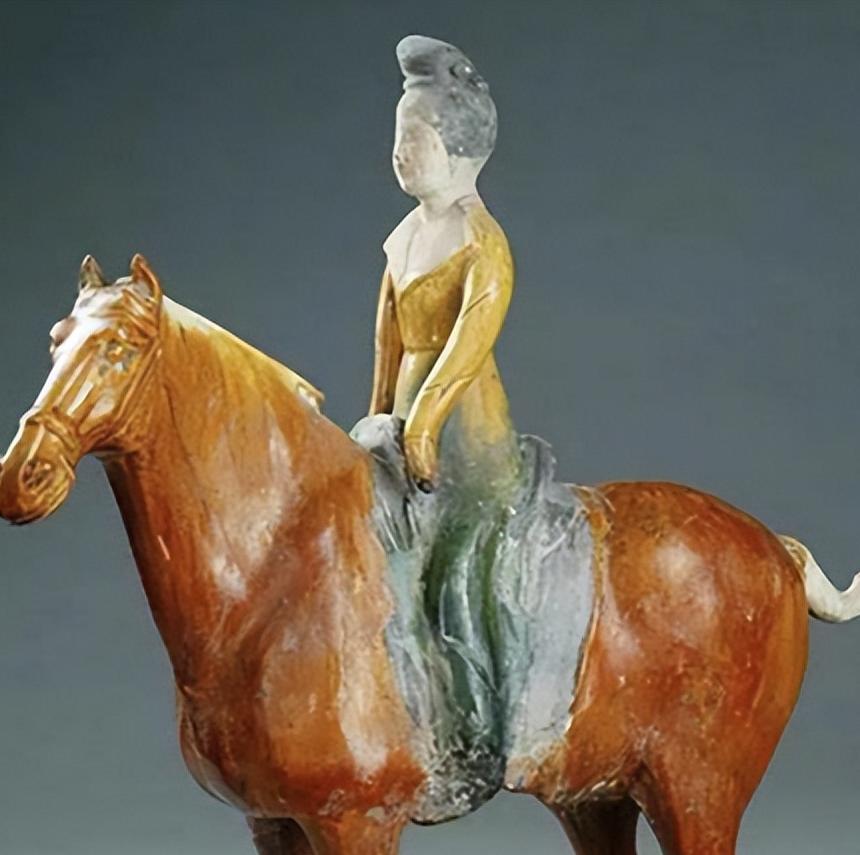 “玉树长飘云外曲，霓裳闲舞月中歌”：具有诗意美感的唐朝服饰