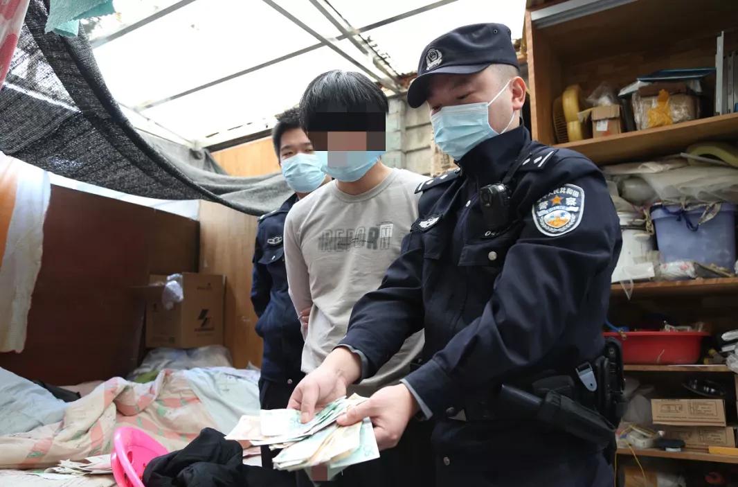 湖北武汉：男子自学PS技术造*币假**再贩卖黄陂警方破获一起特大伪造贩卖*币假**案