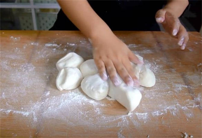 早餐我家就爱吃这馅饼皮酥馅鲜嫩,只要10分钟做出又酥又香的馅饼