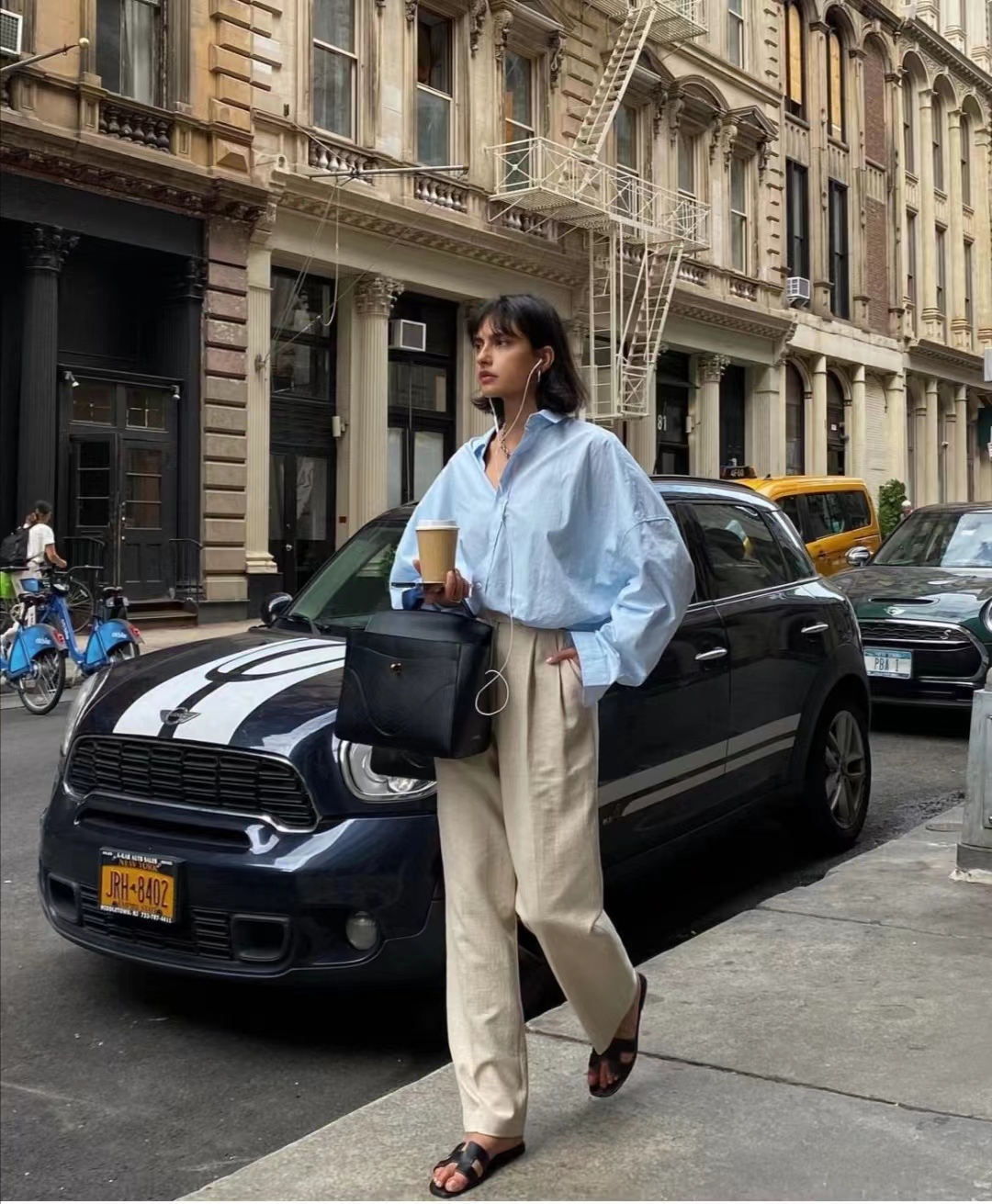 蓝色衬衫怎样搭配出时尚的感觉,藏蓝色衬衫穿搭什么风格