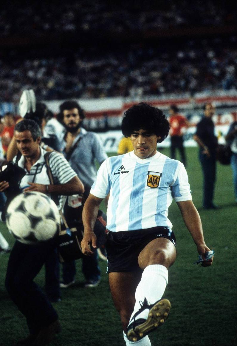 贝利c罗梅西哪一个踢球最厉害,球王贝利认为c罗和梅西谁最强