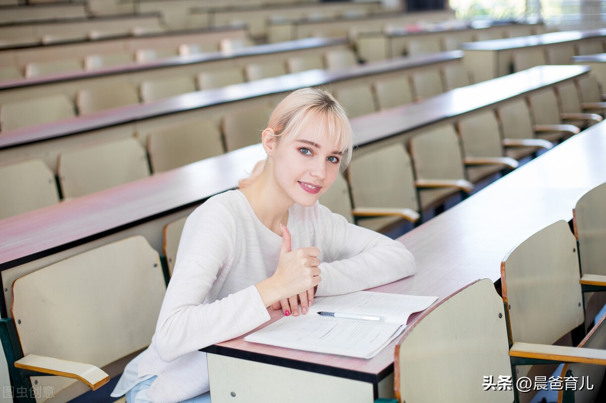 到底如何看待小孩的课外书 (读课外书对孩子的成绩有帮助吗)