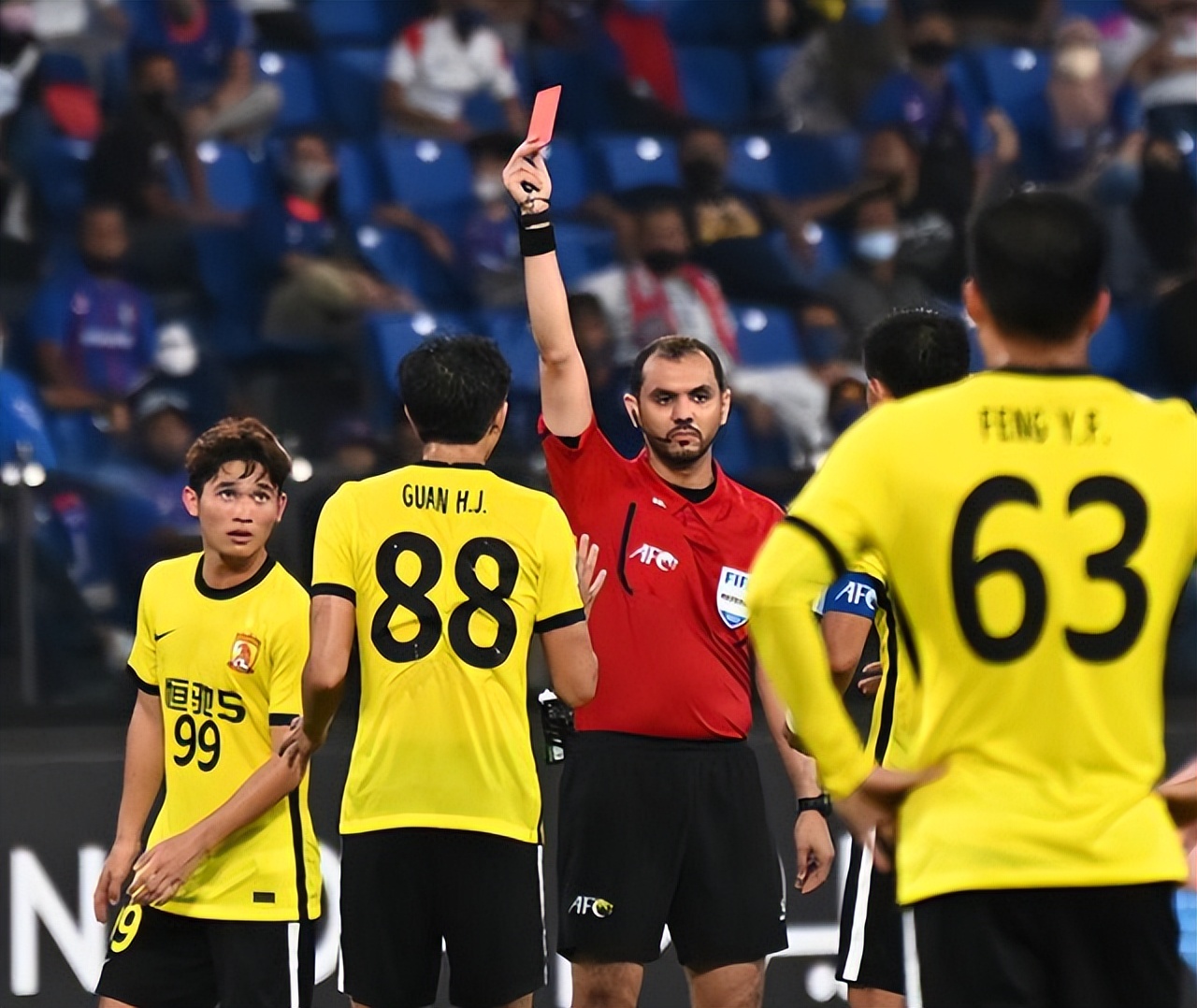 中国足球遭足协重罚,广州恒大足球最新处罚