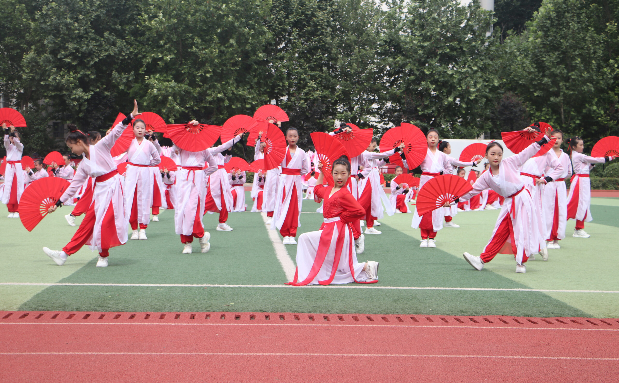 渭南高新小学参加全区第十届中小学生春季田径运动会开幕式